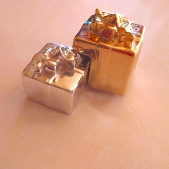 ♥️Vtg. "Gift Box Christmas" Salt and Pepper Shakers by Russ Berrie - Picture 3 of 6